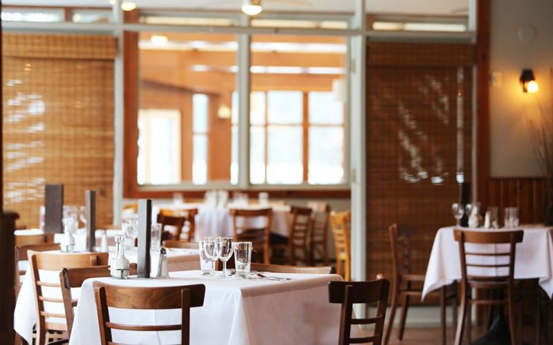 Salón de restaurante con mesas puestas