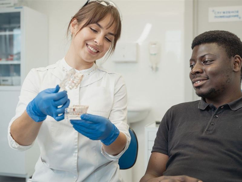 Dentista explicando el tratamiento a un paciente